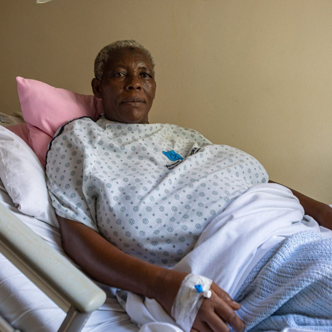 Una mujer de 70 años da a luz a gemelos en Uganda