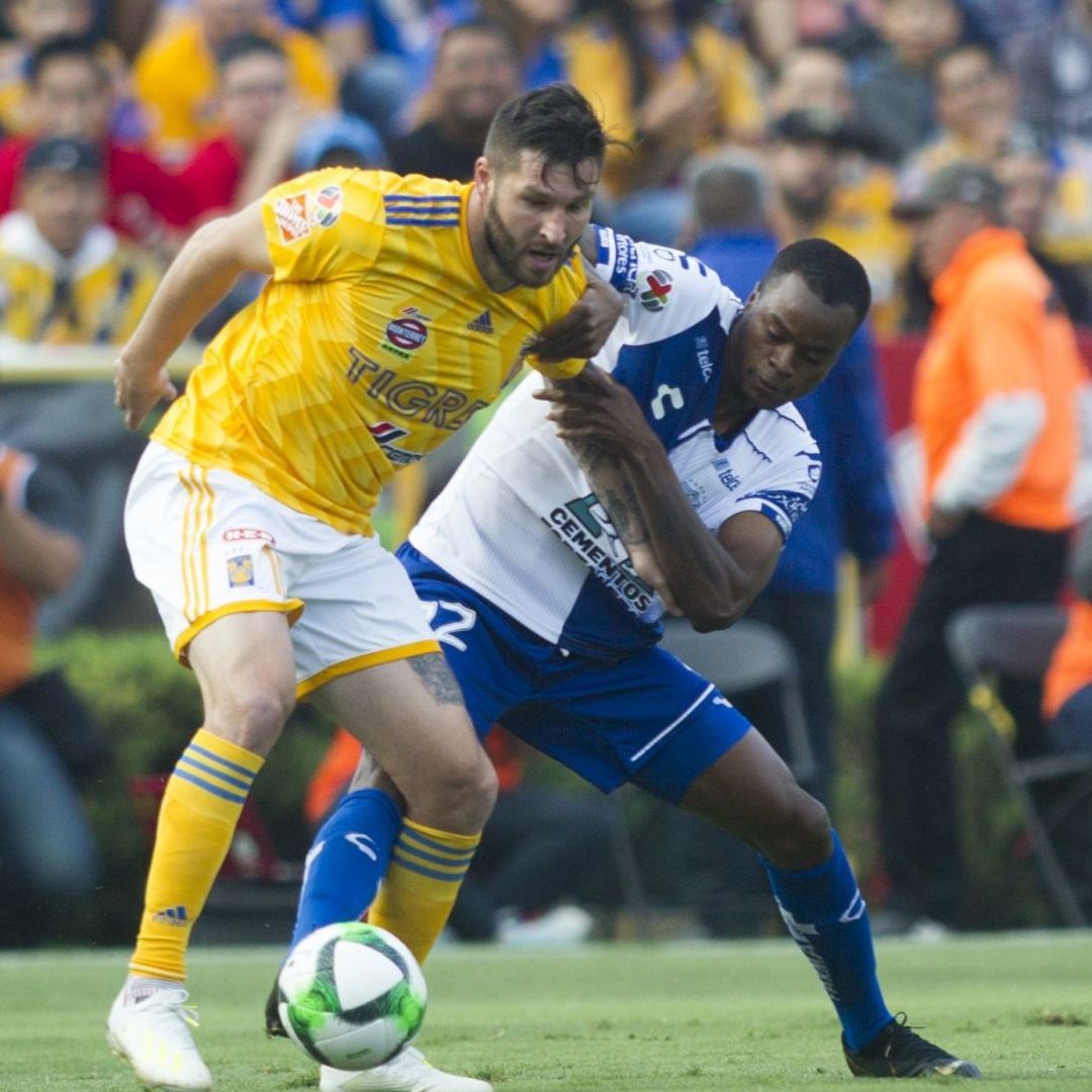André Pierre Gignac, del equipo de los Tigres de la UANL, se disputa el balón con Steven Barreiro, del Pachuca, correspondiente a la vuelta de cuartos de final, de la Liga MX, Clausura 2019.