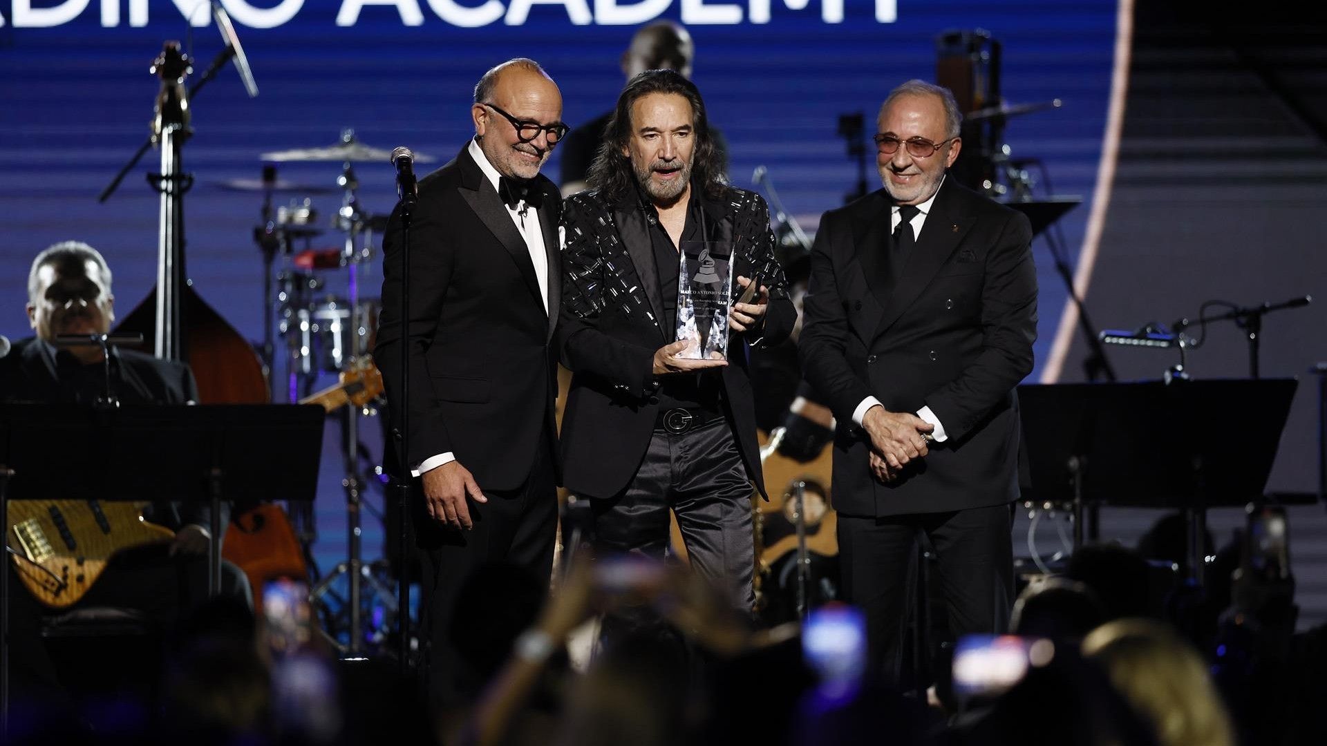 El Buki recibe premio Latin Grammy por ser la ‘Persona del Año’