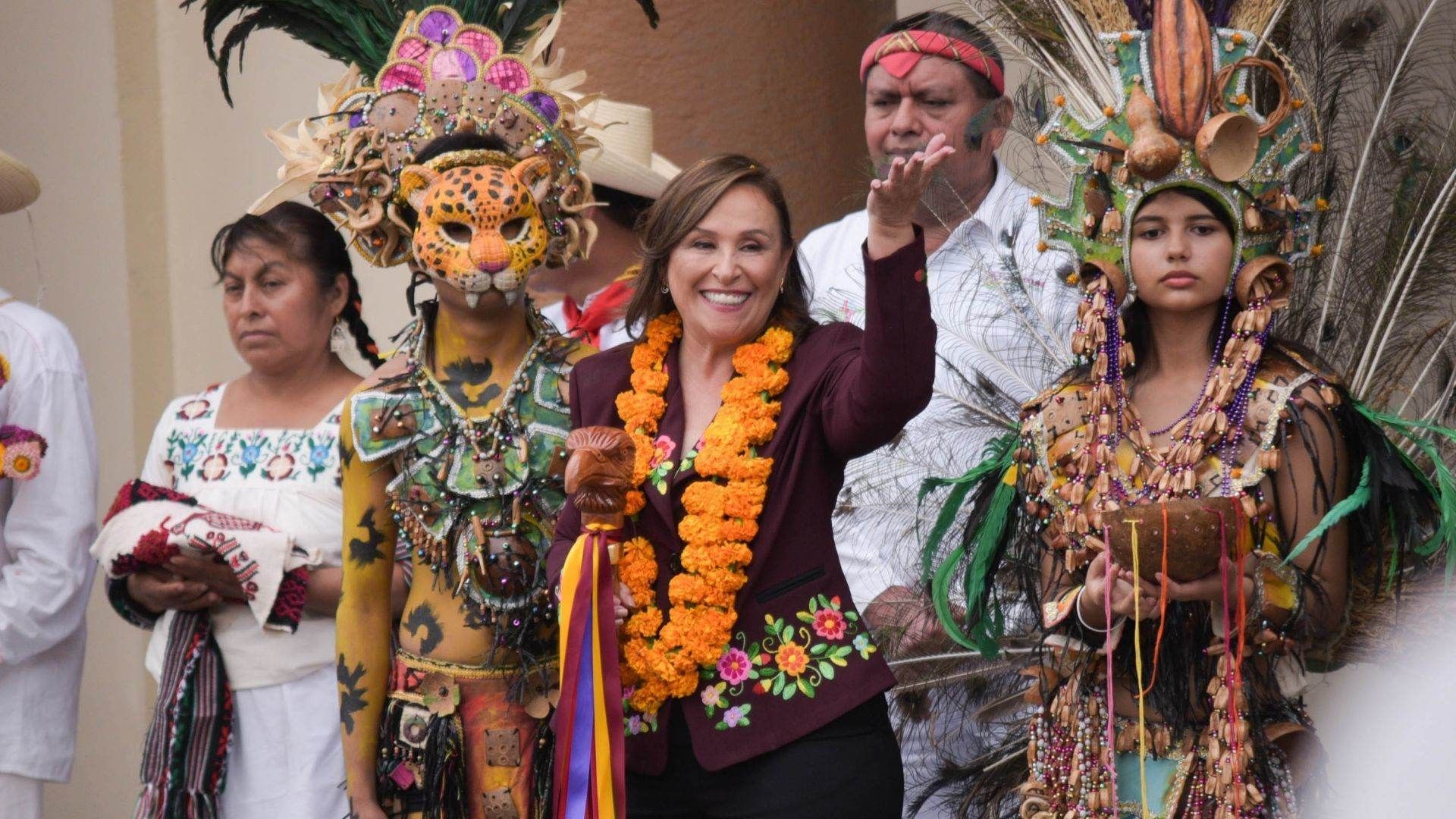 Rocío Nahle, gobernadora de Veracruz, recibe el bastón de mando de los pueblos originarios