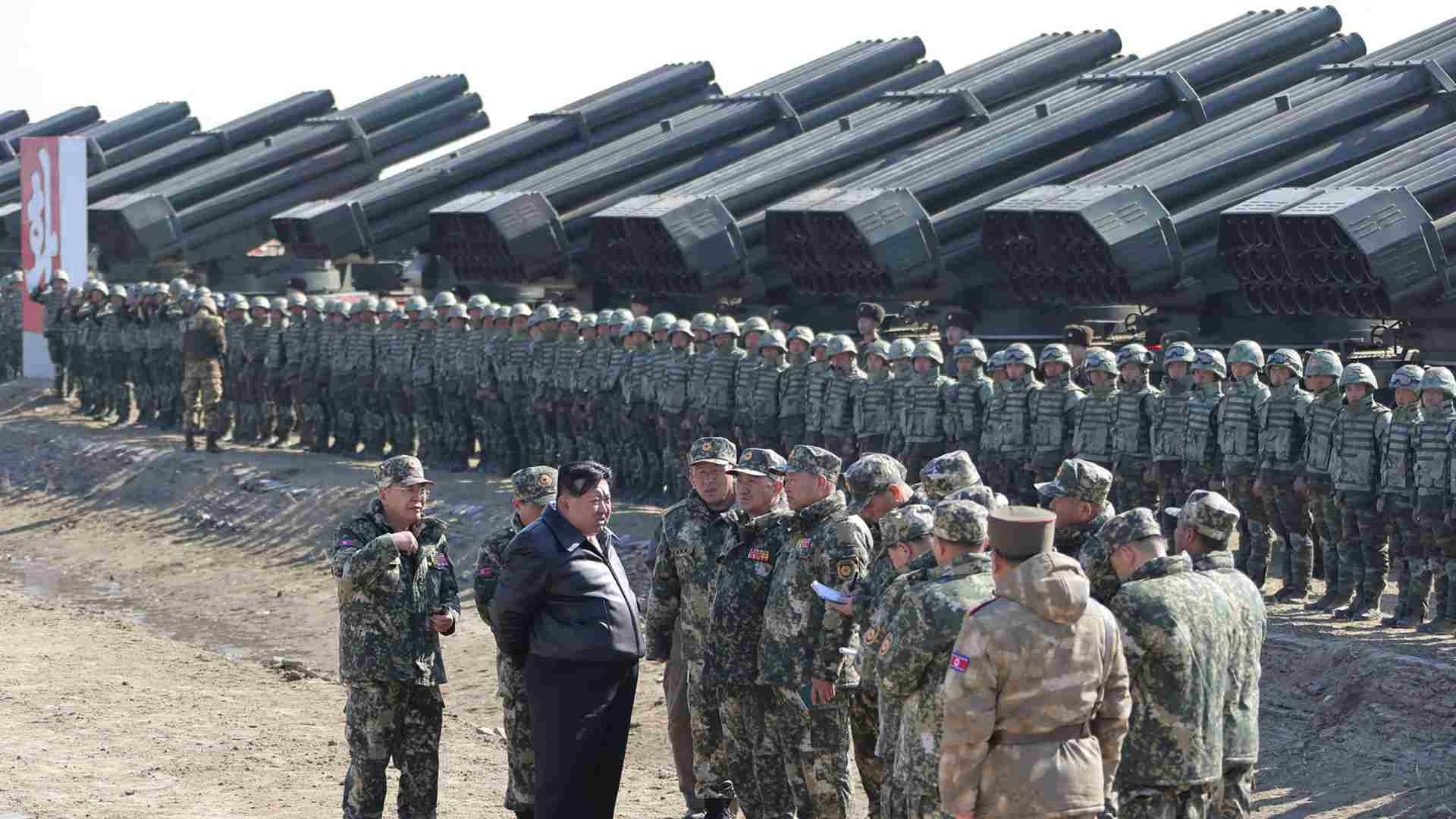 Kim Jong Un supervisa simulacro de ataque con artillería con capacidad para alcanzar Corea del Sur