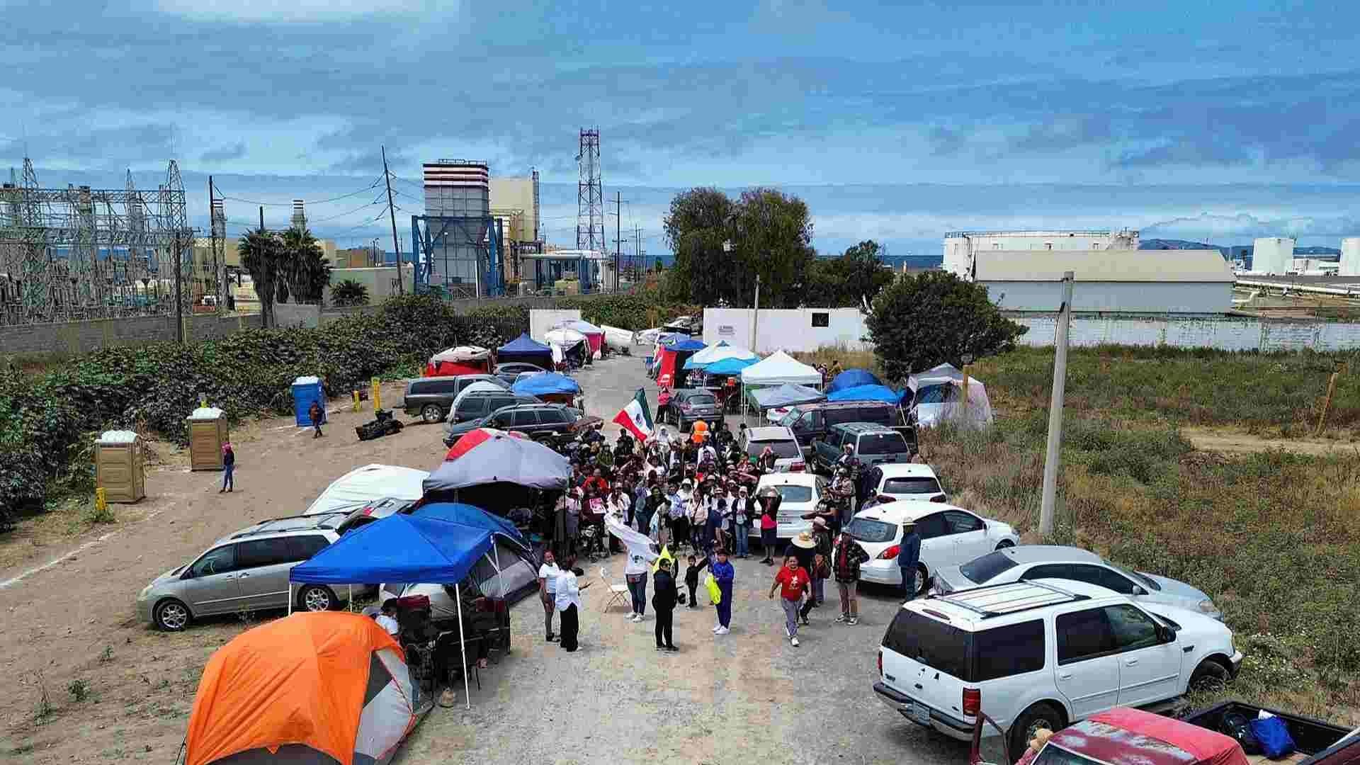 Se registraron largas filas en gasolinerías por desabasto de combustible.