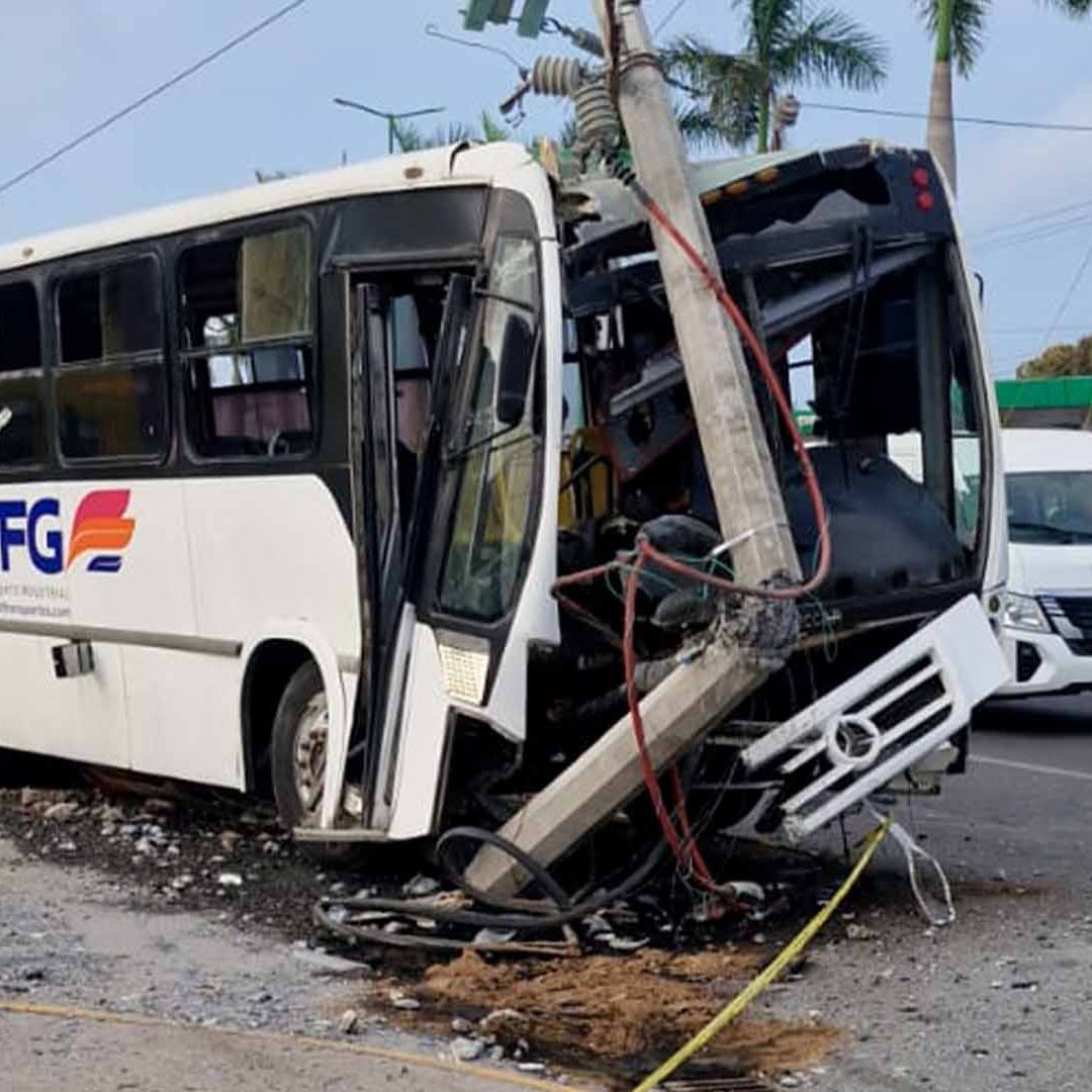 Unidad de Transporte de Personal Choca Contra Automóvil en Altamira