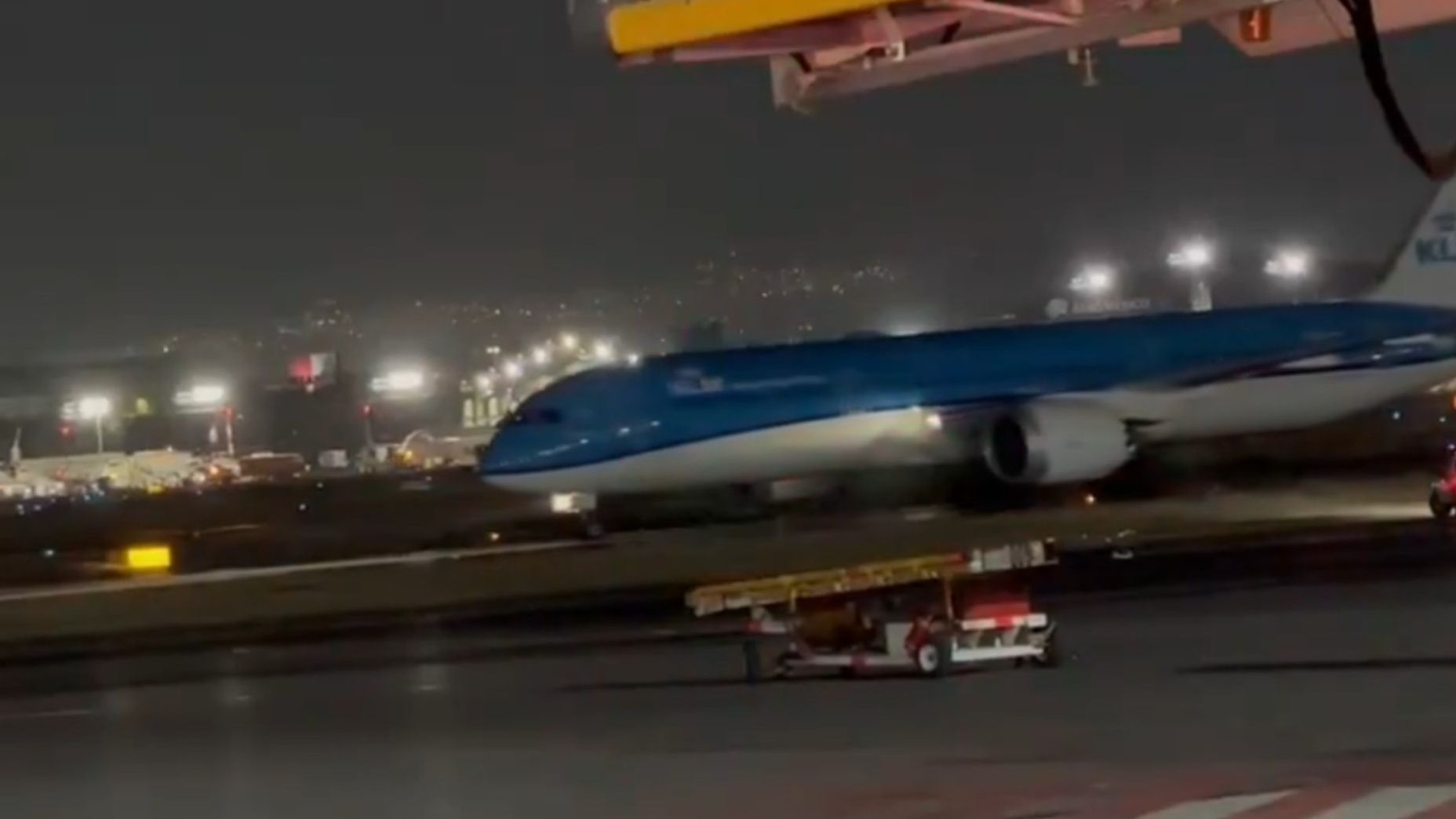 Aterriza de Emergencia Avión en el AICM, Procedente de Ámsterdam