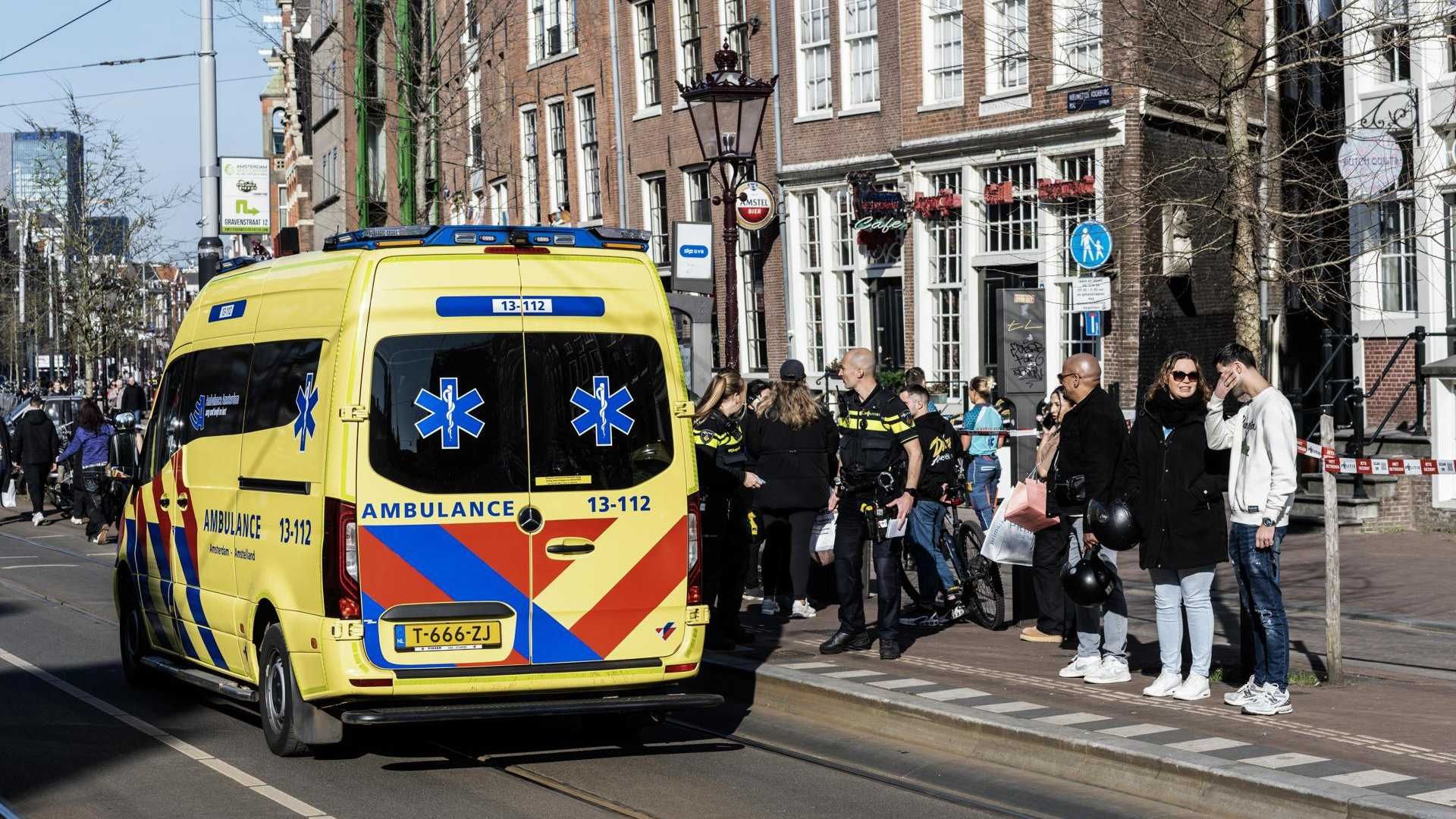Servicios de emergencia atienden a las víctimas del apuñalamiento en Ámsterdam