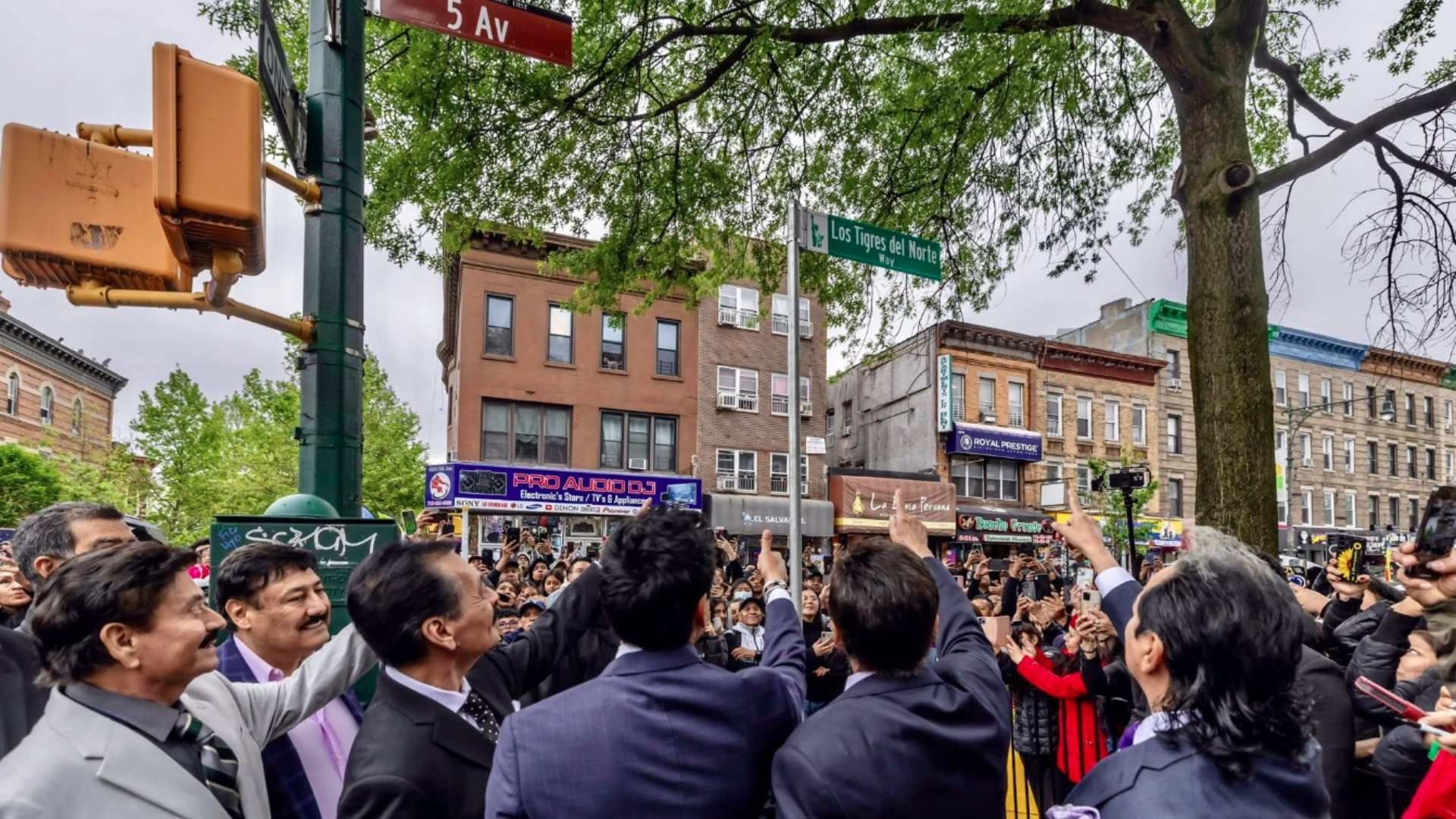 ¡Jefe de Jefes! Tigres del Norte Tienen su Propia Calle en Brooklyn, Nueva York