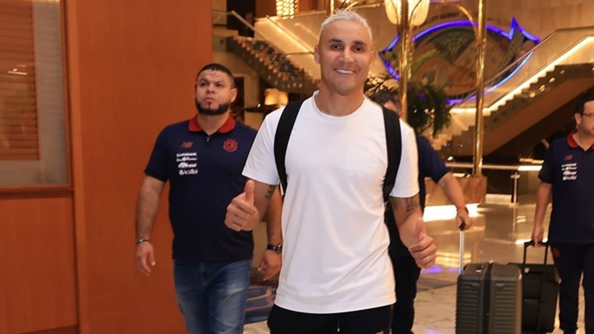 Keylor Navas camina junto a otras personas