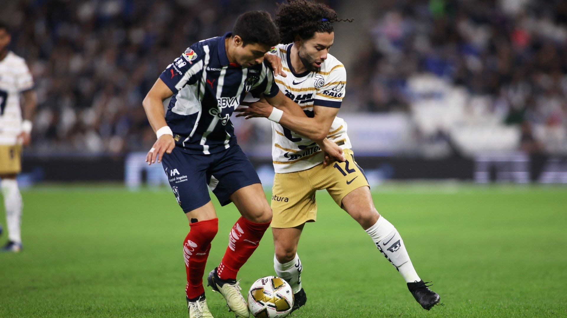 Monterrey Gana en Casa y Mantiene Ventaja ante Pumas