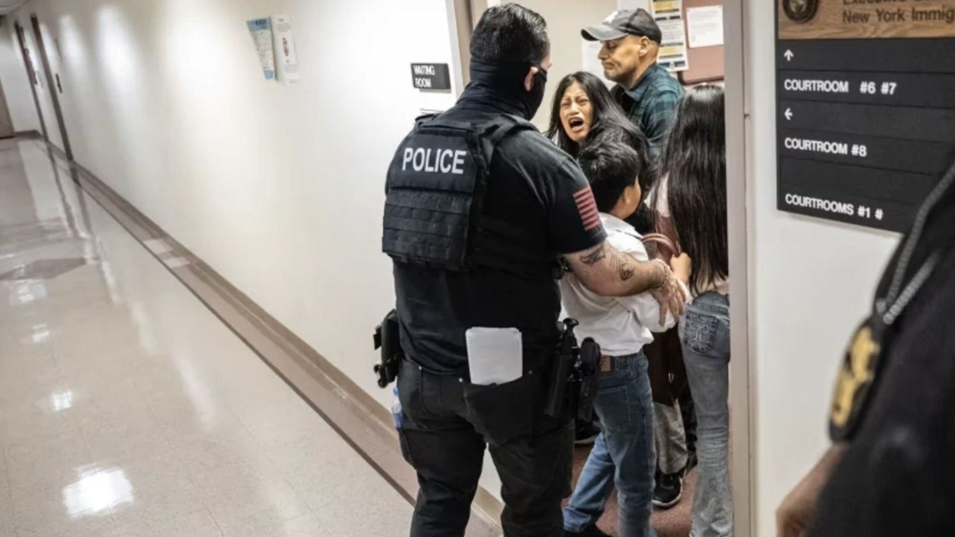 Suspenden e Investigan a Oficial de ICE por Agredir a Mujer Ecuatoriana en Tribunal de Manhattan