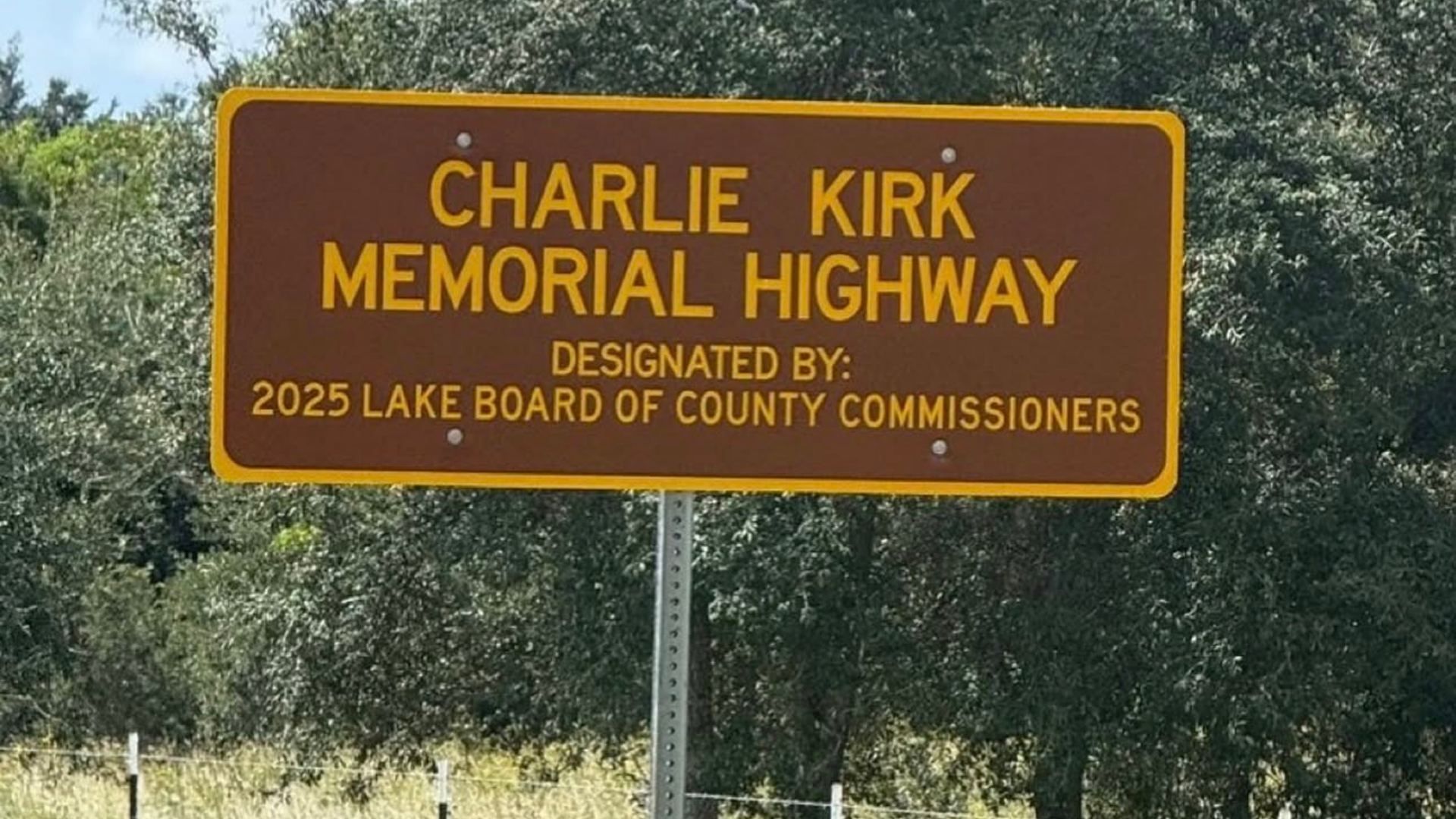 Nombran Calle en Honor a Charlie Kirk, Activista Pro Trump Asesinado en EUA