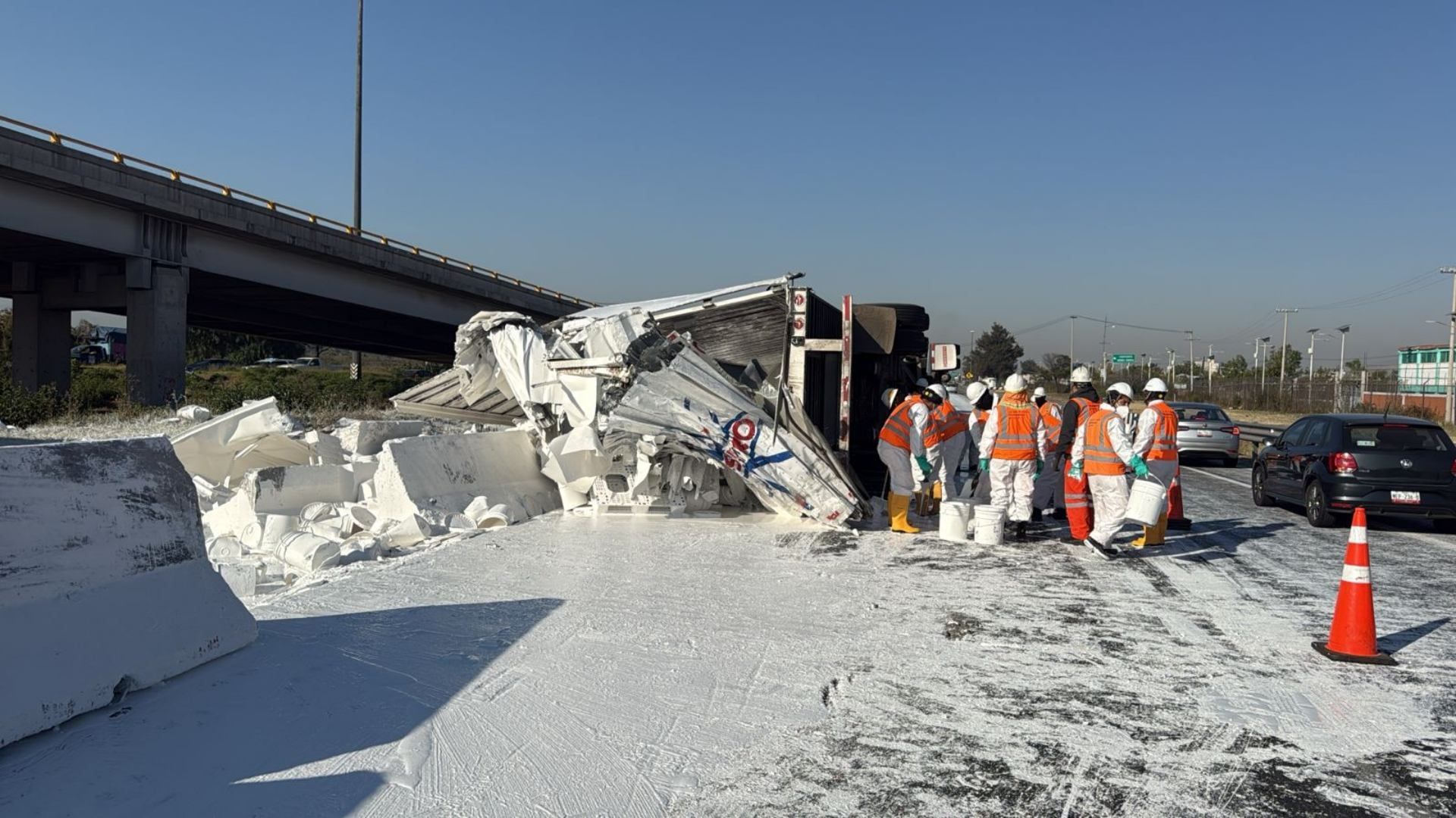 Pintura regada por accidente en Circuito Exterior Mexiquense