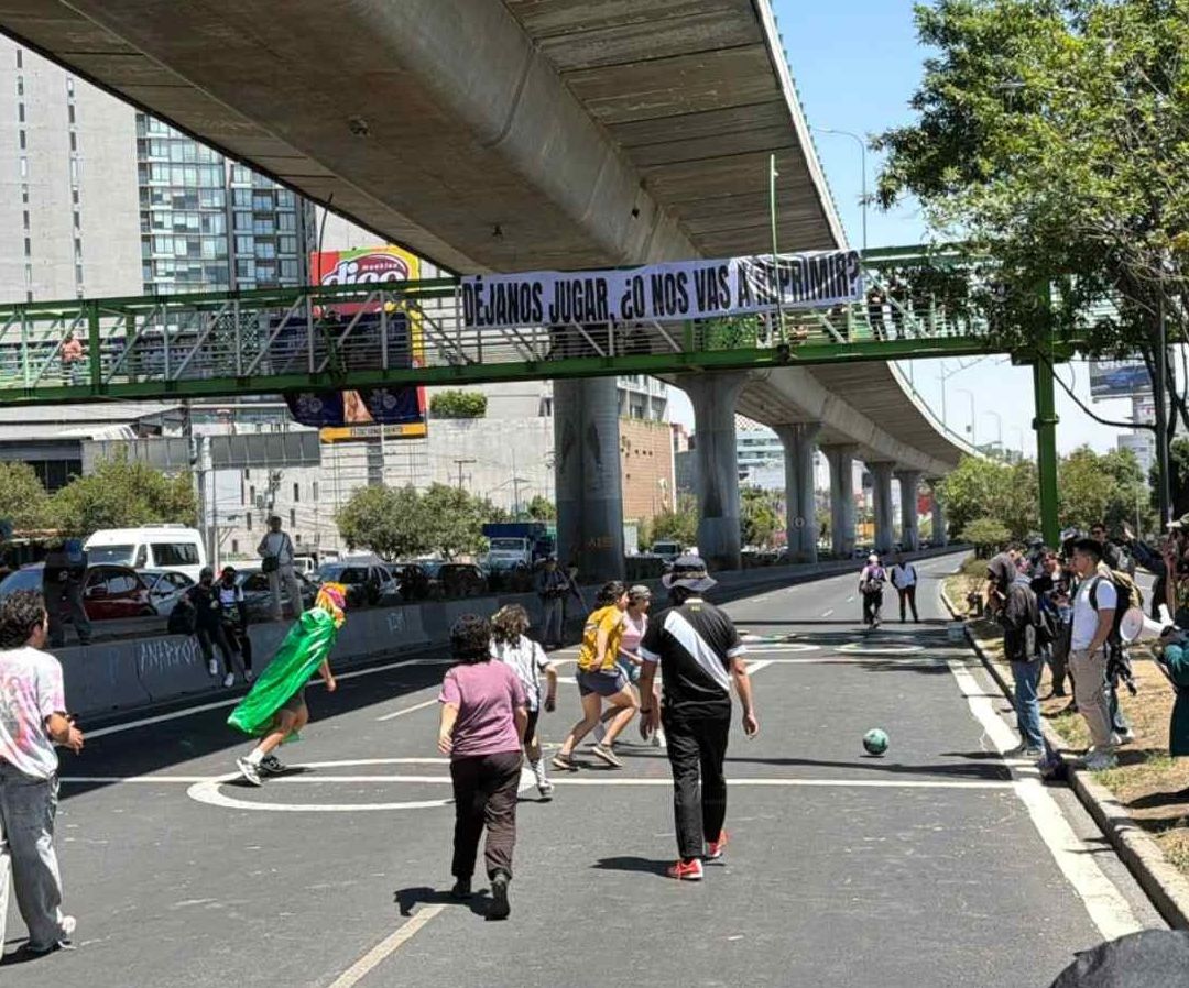 Reta de Futbol en Carriles Cetrales de Periférico. Foto: N+