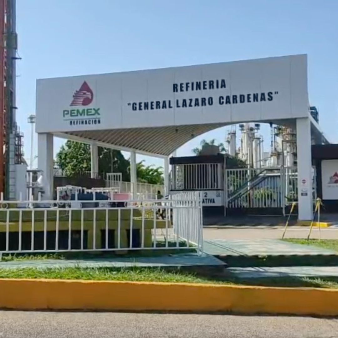 Fachada refinería General Lázaro Cárdenas en Minatitlán, Veracruz