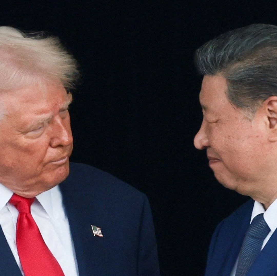 Dos hombres se miran fijamente.