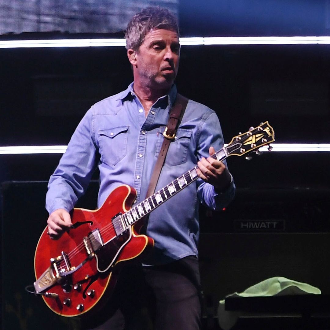 Noel Gallagher y su guitarra Gibson ES-355 Cherry Red.