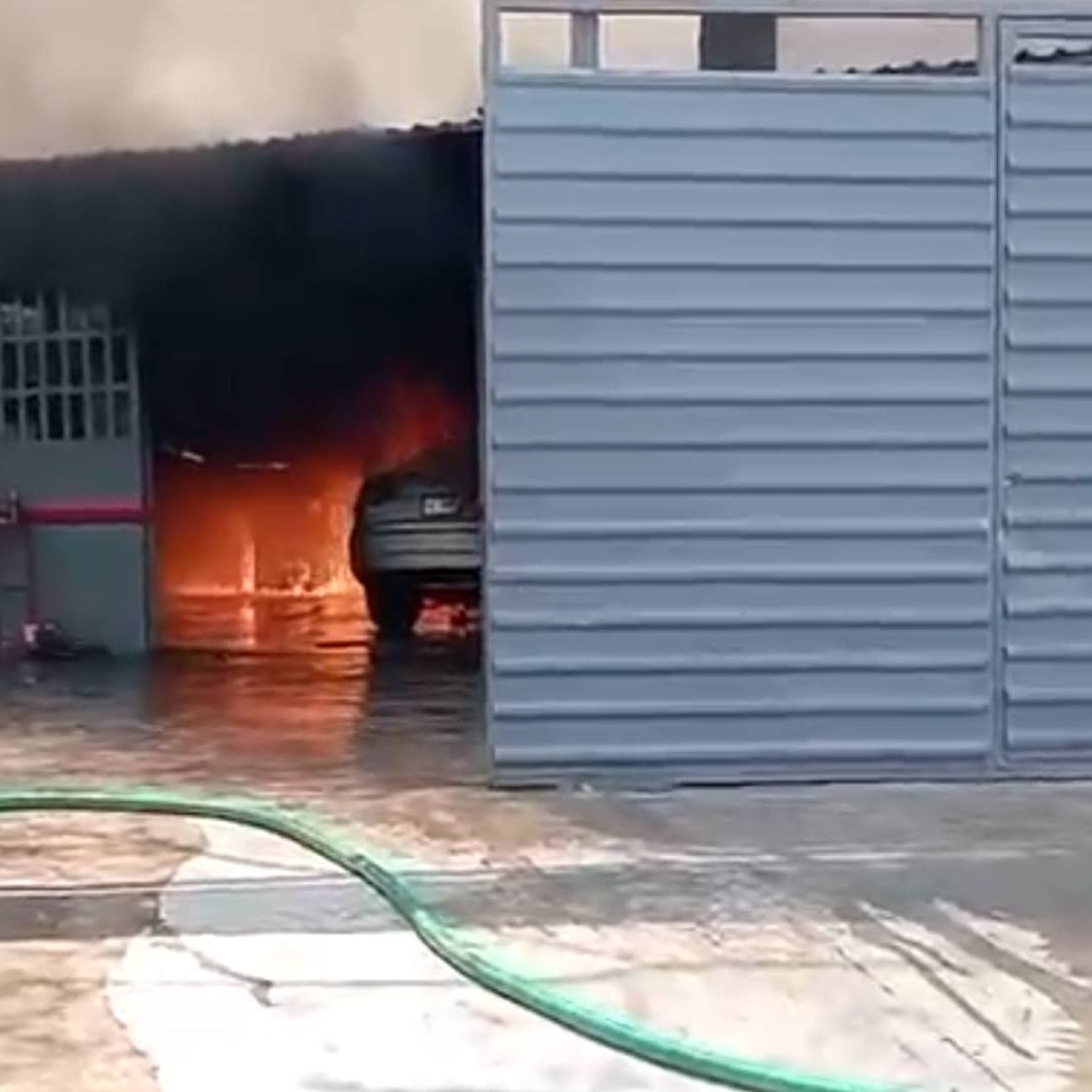 Incendio en Taller de Autos Genera Movilización de Cuerpos de Emergencias en Colonia Chapultepec de Poza Rica Veracruz