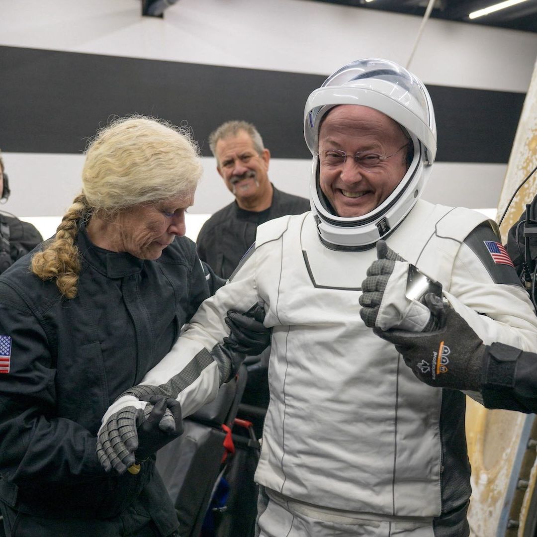 El astronauta Mike Fincke de la NASA al llegar a la Tierra