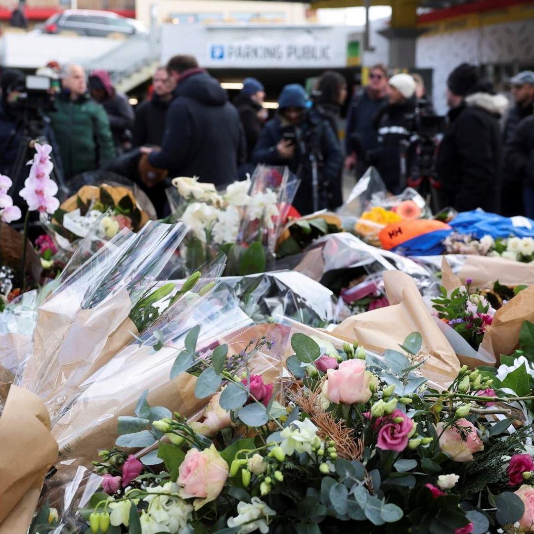 Ofrendas florales afuera del bar "Le Constellation", después de un incendio y explosión en la exclusiva estación de esquí de Crans-Montana. Foto: Reuters
