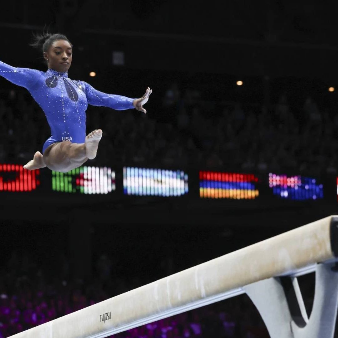 La gimnasta estadounidense Simone Biles obtiene su sexto título de campeona del mundo