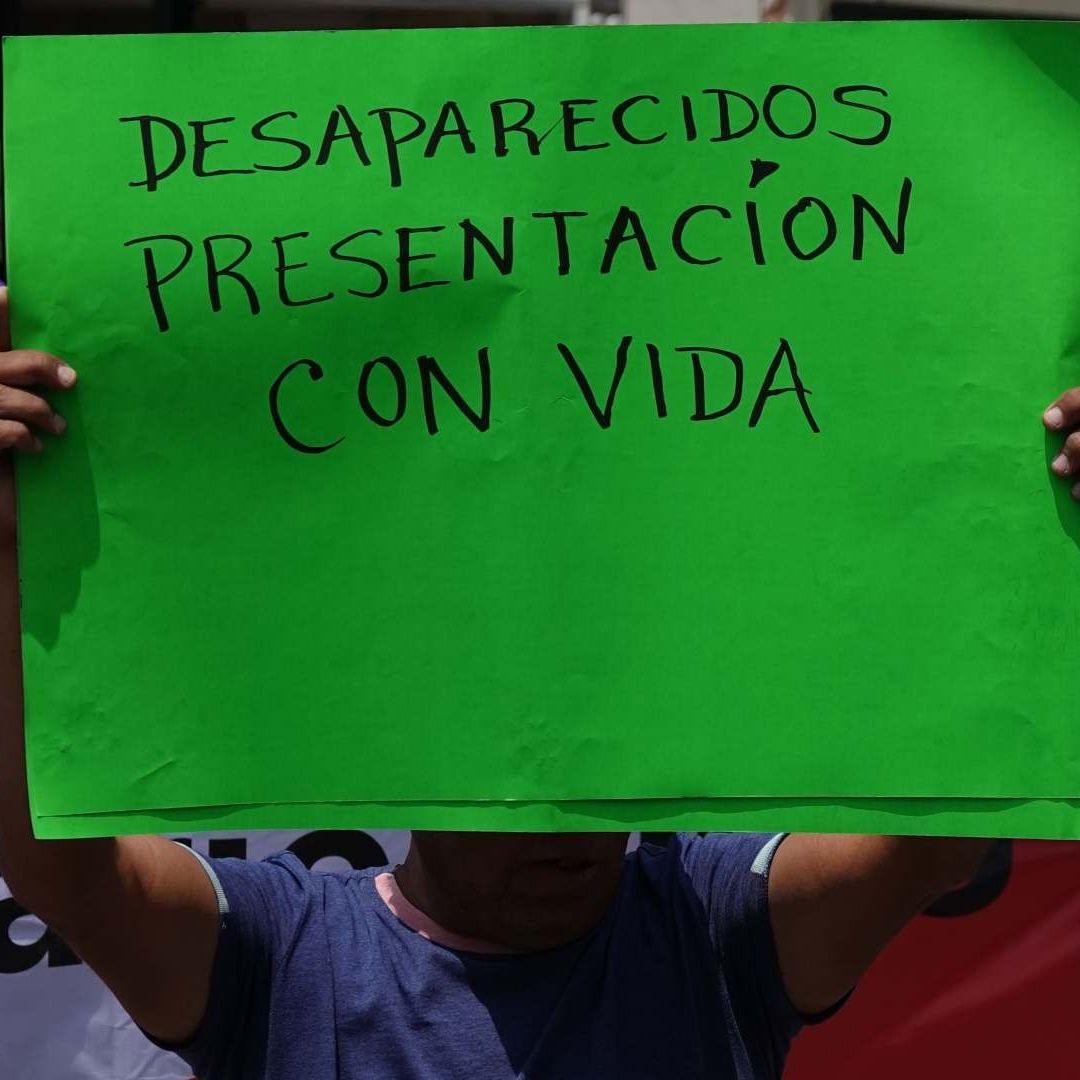 Hombre sostiene pancarta con la leyenda “Desaparecidos presentación con vida” durante marcha en mayo 2025 en CDMX. Foto: Cuartoscuro | Archivo