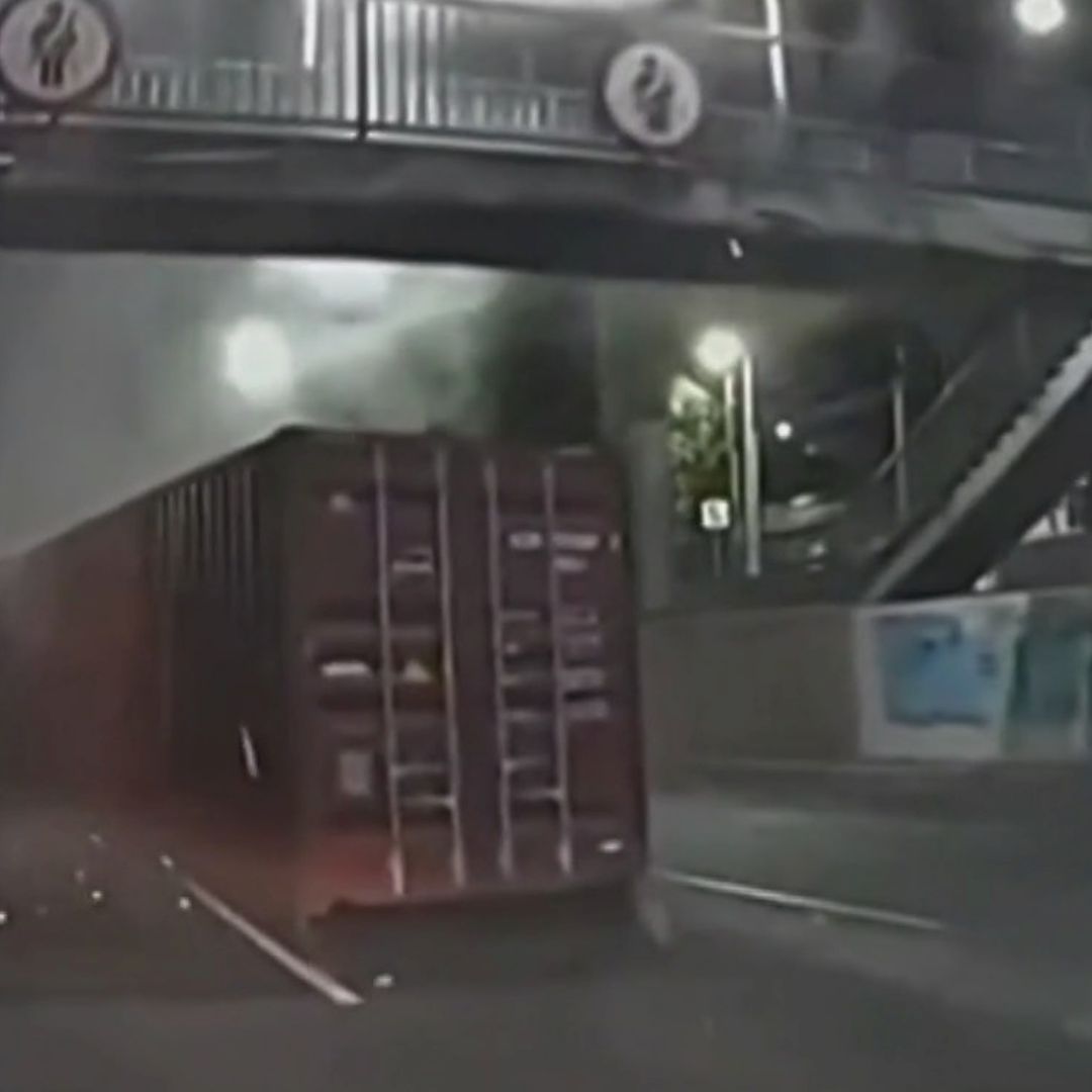 Momento en que el tráiler choca en Periférico CDMX. Foto: Captura de pantalla