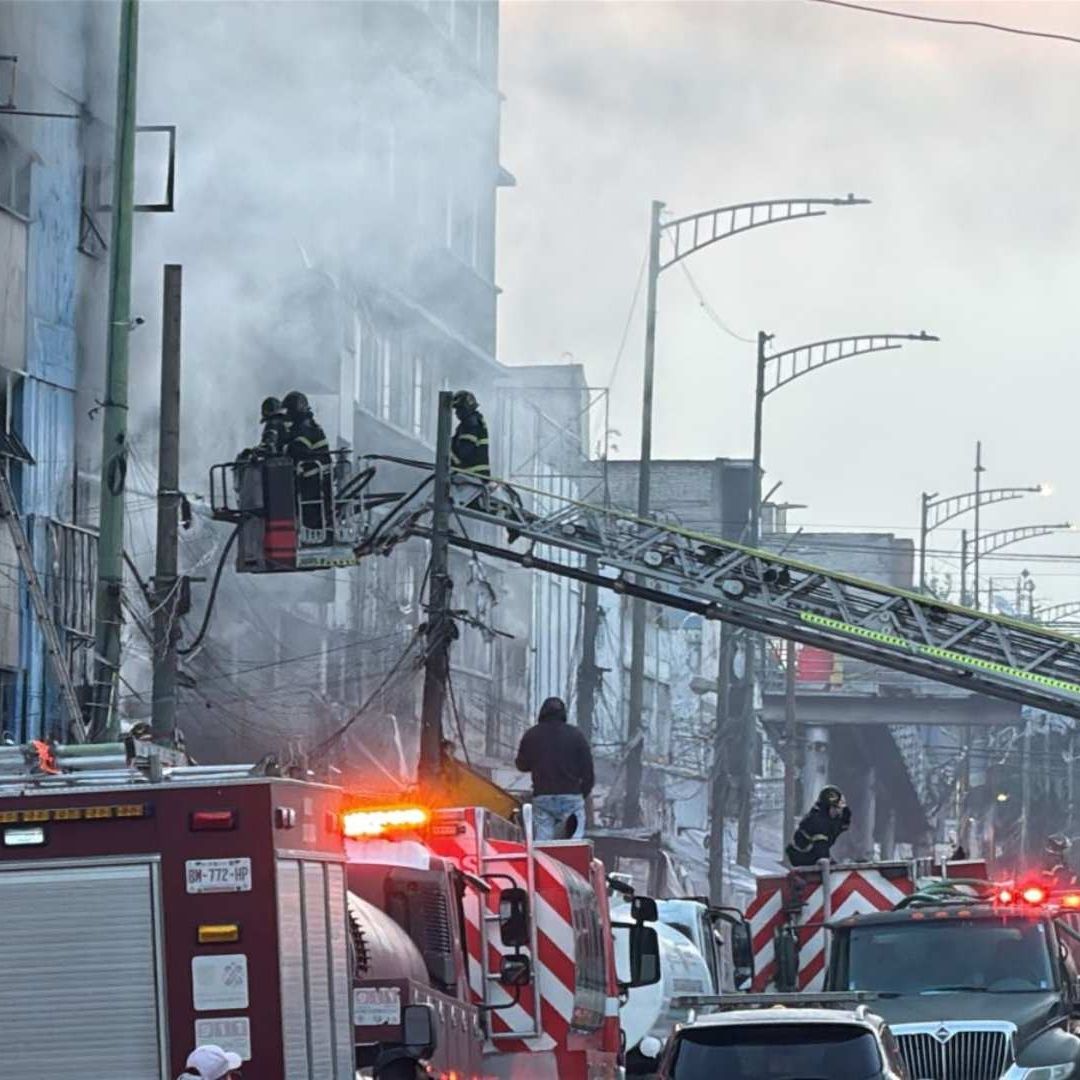 Bomberos combaten incendio en zona de La Merced, CDMX