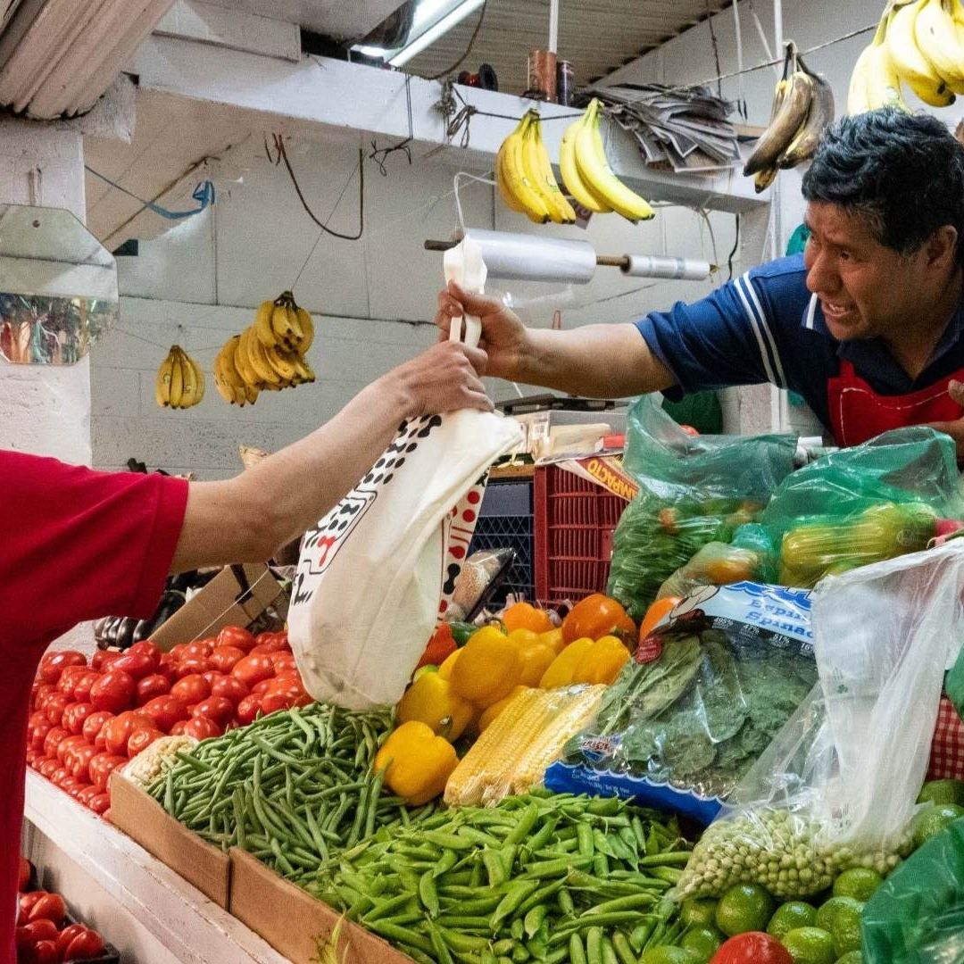 Persona compra frutas y verduras