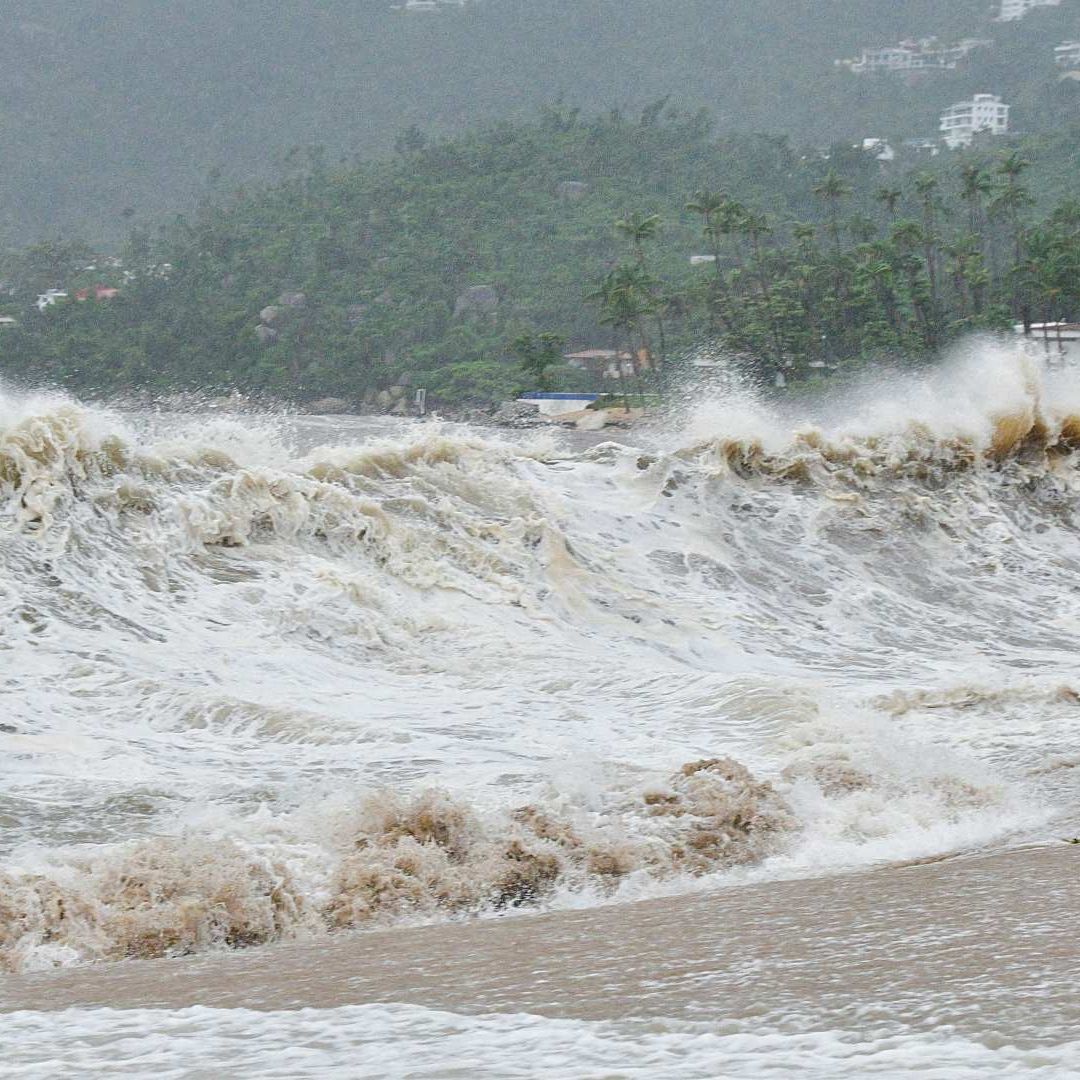 Olas rompen en una playa mientras el ciclón John avanzaba rumbo a Acapulco, el 25 de septiembre de 2024. Foto: Reuters | Archivo