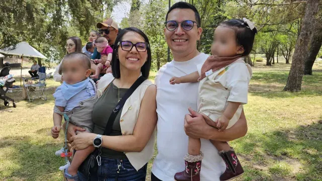 padres de acogida apoyan a menores vulnerables.