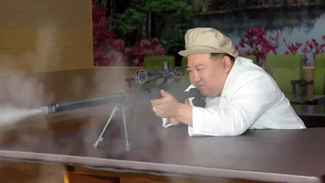 Kim JOng Un visita fábricas de armas