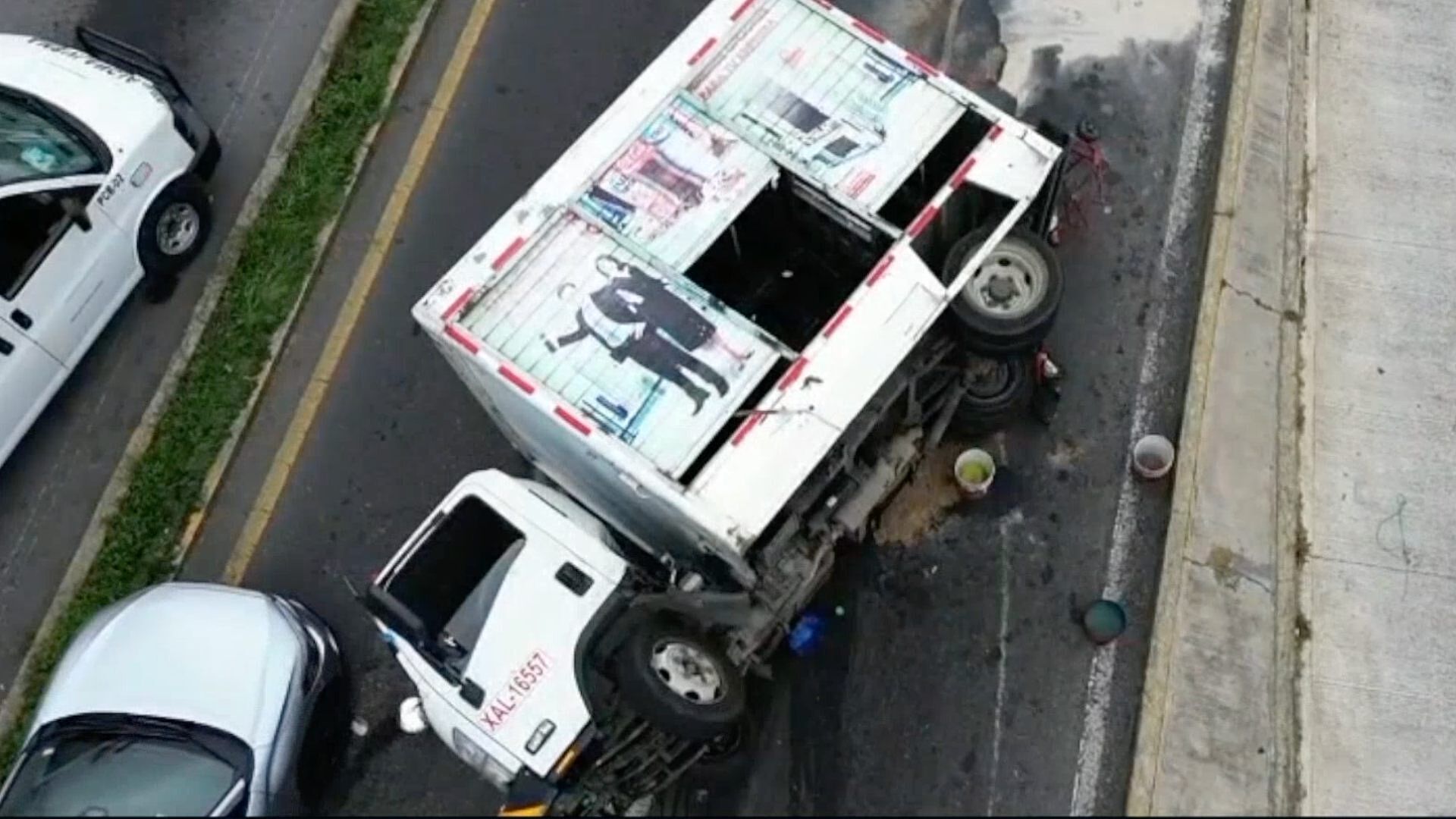 Camión de Carga Vuelca en el Bulevar Xalapa Banderilla Provoca Afectación Vial