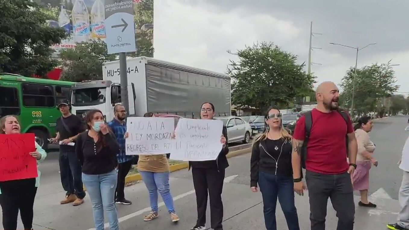 Trabajadores del IMSS se Manifiestan Afuera de la Clínica 34, en Guadalajara
