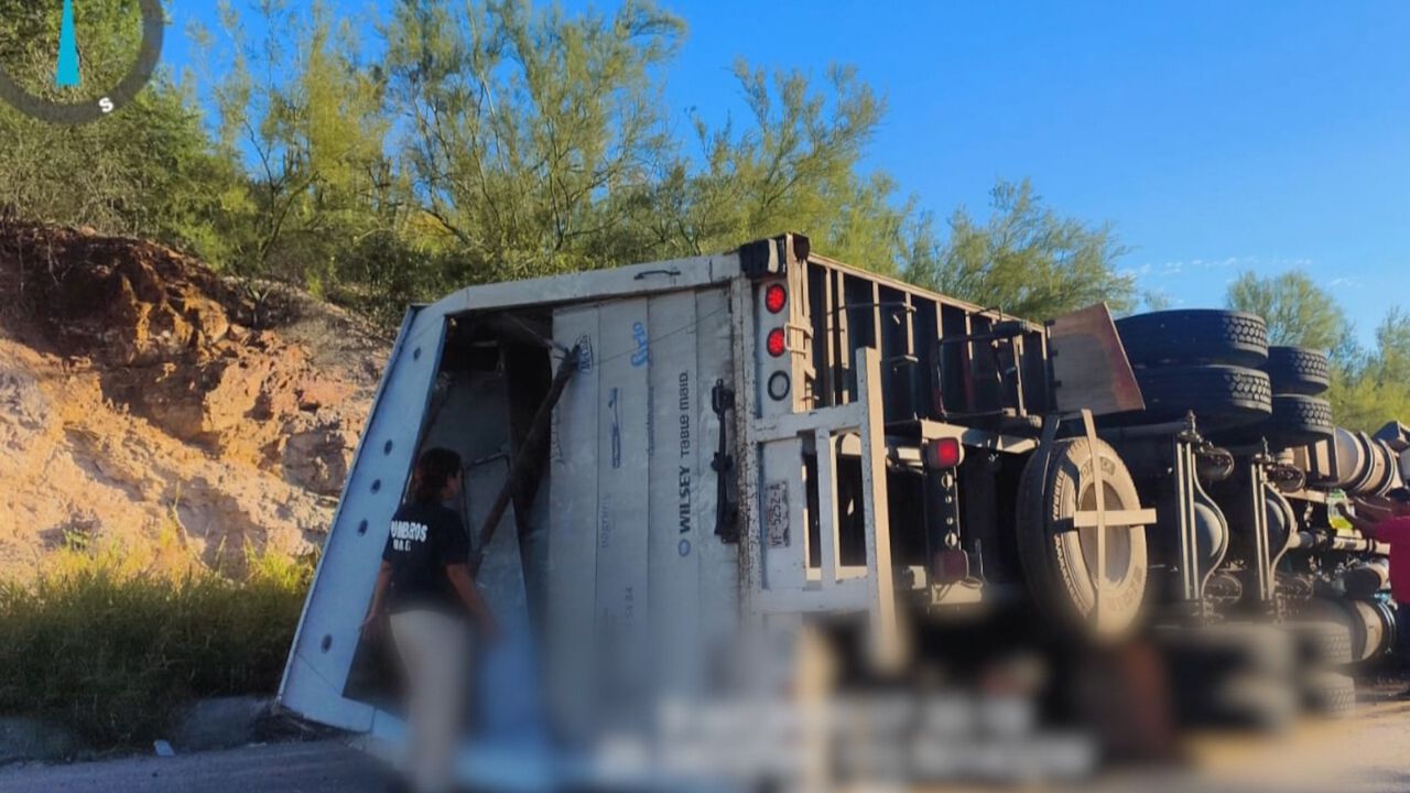 Vuelca Camión con Productos Congelados en la Carretera Hermosillo-Ures