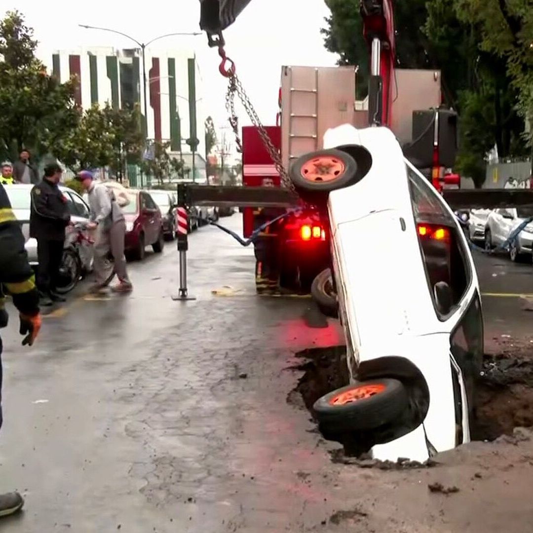 Automóvil Cae en Zanja por Obras de Drenaje en Tlatelolco, CDMX