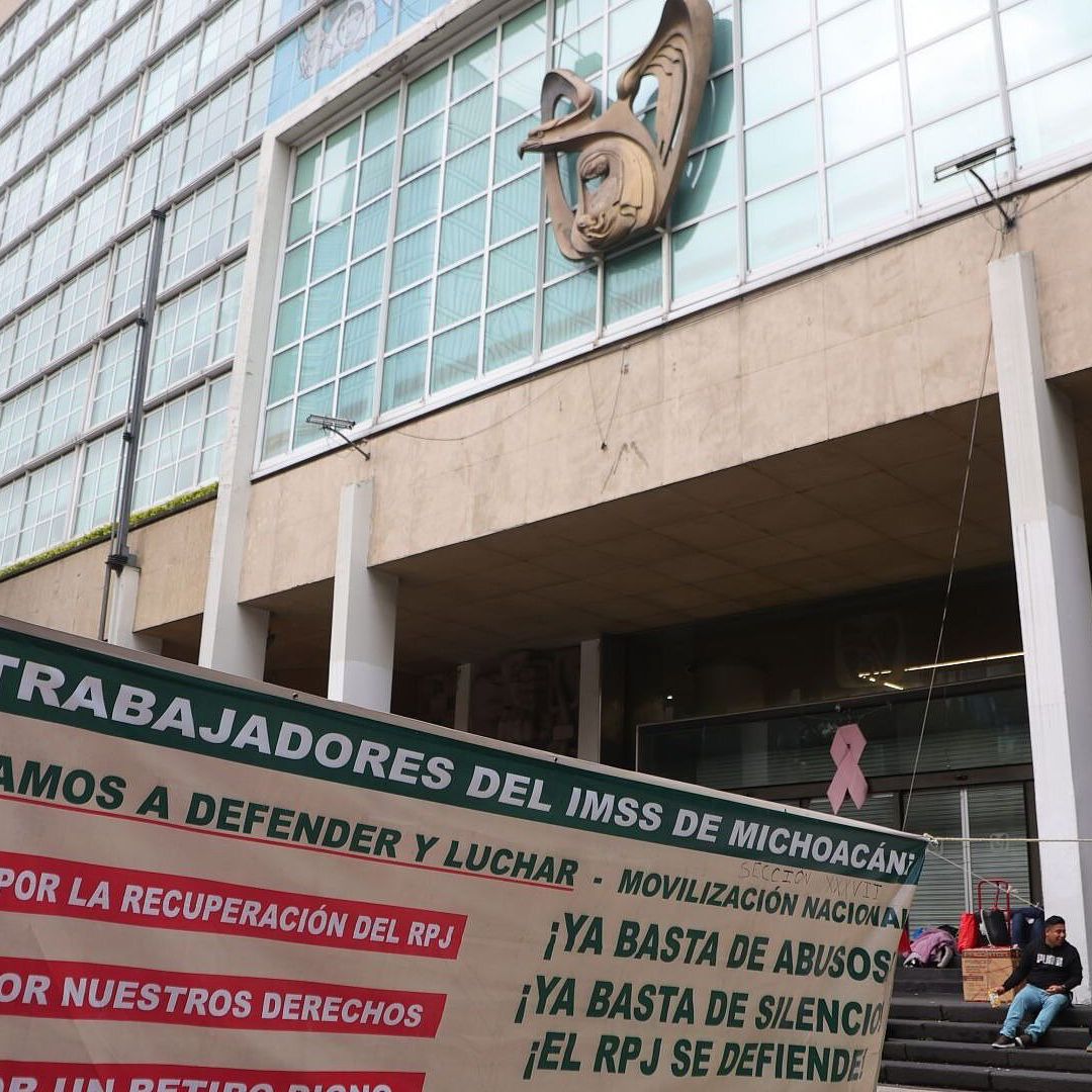 Trabajadores del IMSS Bloquean Reforma y Exigen Sustituir a su Líder Sindical