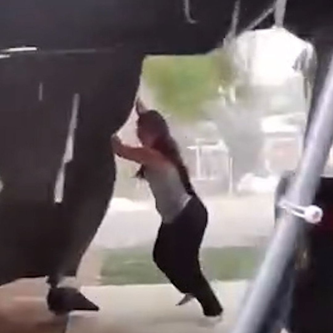 Pareja Intenta Evitar que Viento de Rachel se Lleve su Toldo