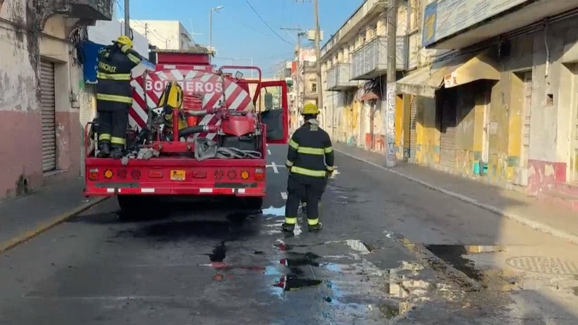 Incendio en Construcción Abandonada Moviliza a Bomberos en Veracruz