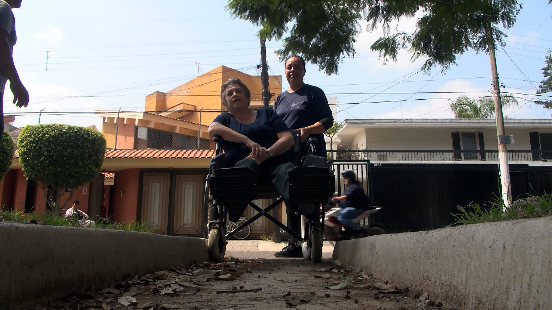 Paso Peatonal en Santa Eduwiges Impide el Tránsito de Personas en Silla de Ruedas