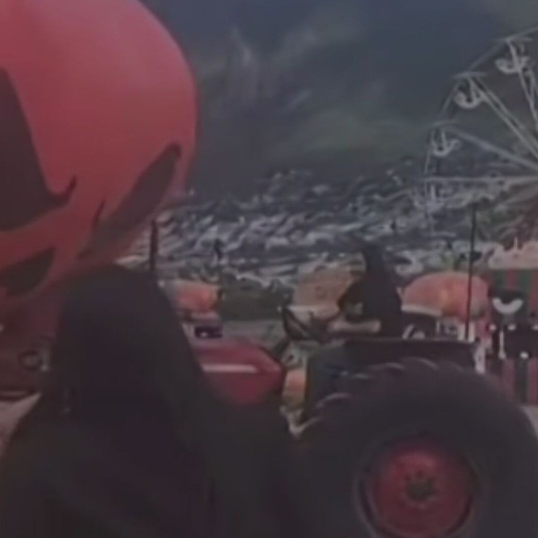 Video | Mujer Destruye Decoración de Parque Temático con un Tractor
