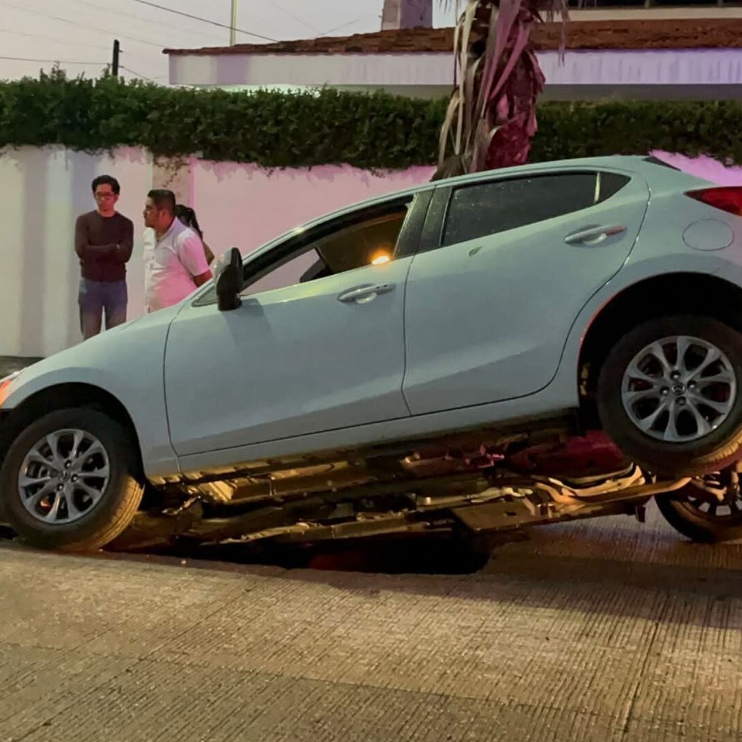 Mujer Cae con Todo y su Auto en Socavón en el Fraccionamiento Virginia en Boca del Río