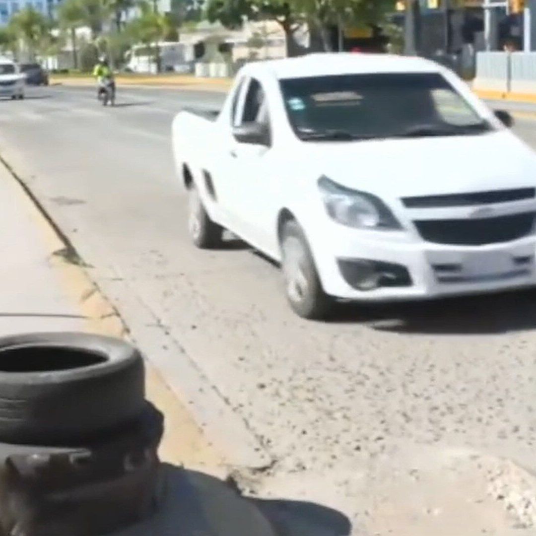Tapan Coladera con Llantas y Tierra en el Bulevar López Mateos en León