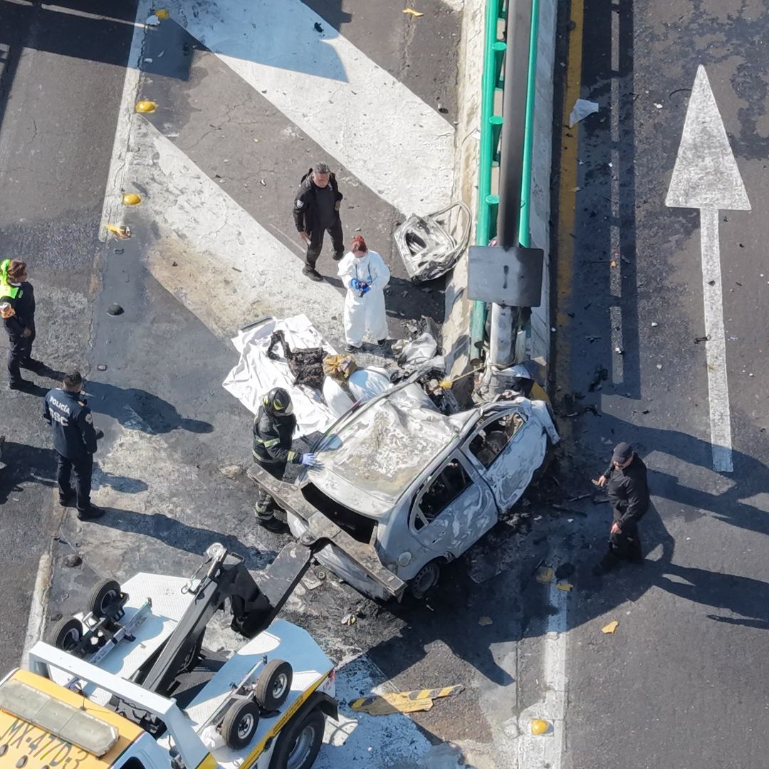 Auto calcinado en Segundo Piso de Periférico