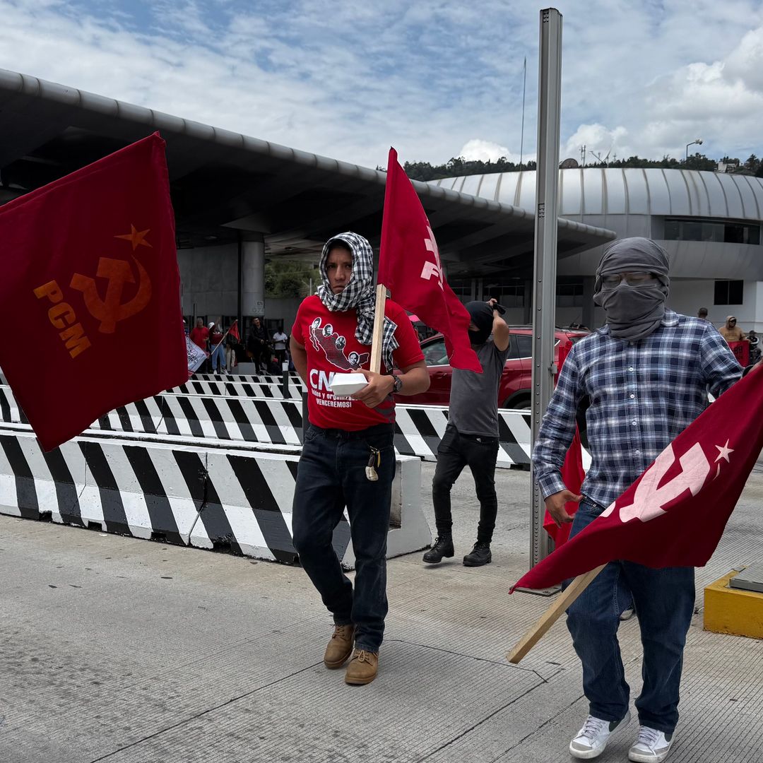 Miembros de la CNTE protestan en las afueras de la SEP. · Santo Tomás, Miguel Hidalgo | Silvana Flores