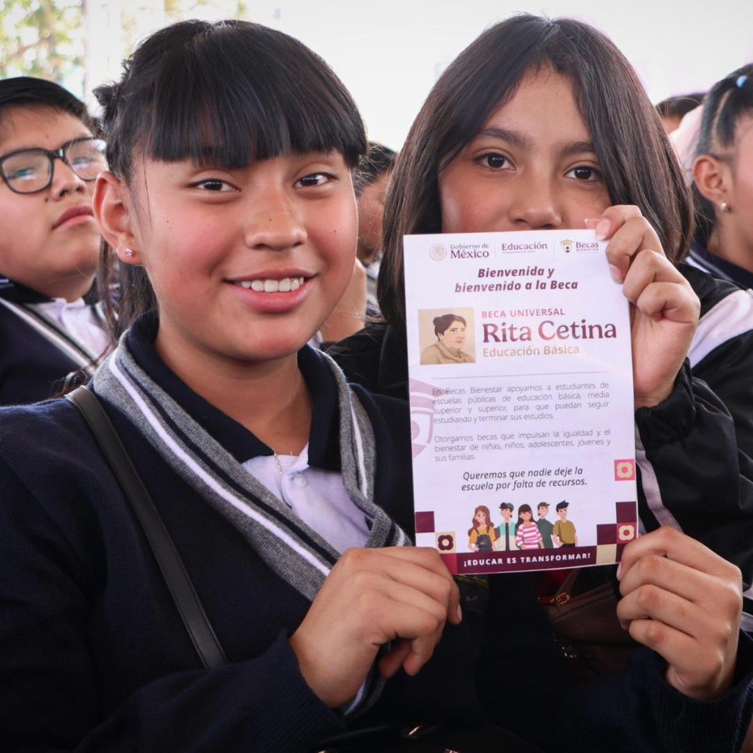 Niñas con folleto Beca Rita Cetina. Anuncio de Calendario de Beca Bienestar Junio 2026