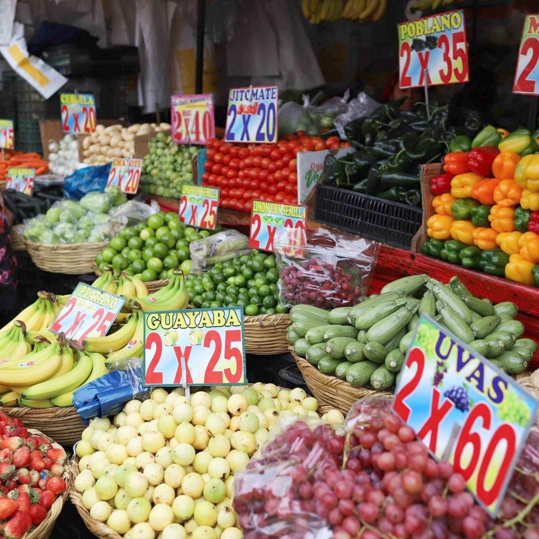 Frutas y Verduras en Puesto de Mercado. Conoce cuáles son los Alimentos más nutritivos que puedes incluir en tu comida diaria