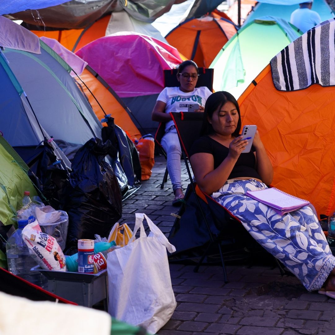 Cientos de maestras y maestros de la Coordinadora Nacional de Trabajadores de la Educación (CNTE) mantienen campamentos en las diferentes calles aledañas al primer cuadro del Centro Histórico. Foto: Cuartoscuro