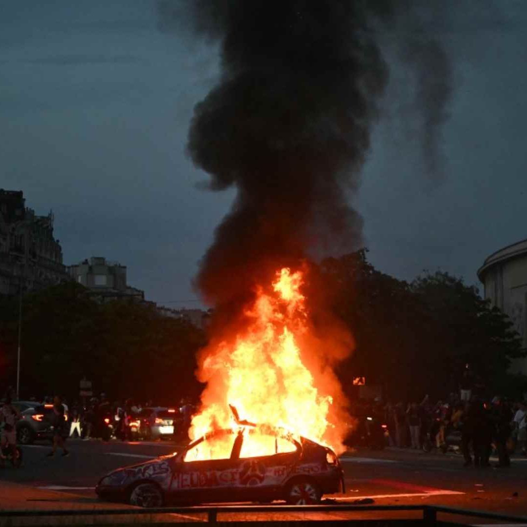 Un coche es incendiado mientras los hinchas del PSG celebran la victoria de su equipo en la final de la Liga de Campeones de la UEFA entre el Paris Saint-Germain (PSG) y el Arsenal FC, disputada en Budapest, en la Plaza del Trocadero de París el 30 de mayo de 2026. Foto: AFP