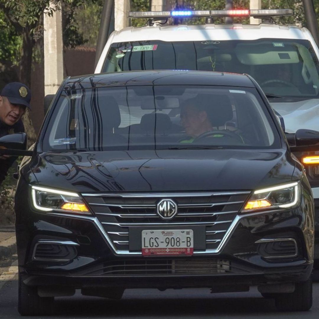 Automovilista muestra documentación a policía. Cómo tramitar el Tarjetón Digital para el Mundial 2026.