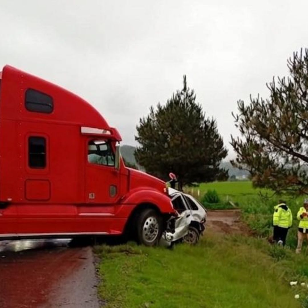 Cerrada la Autopista Amozoc-Perote por choque de tráiler y auto.