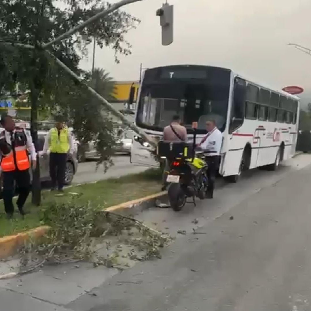 El camión de personal impactó diversos objetos ubicados a un costado de la vialidad.